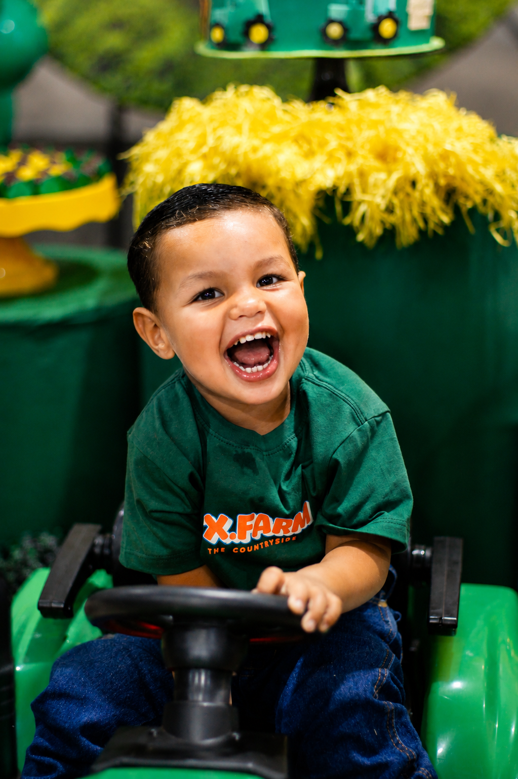 Criança sorrindo em festa de aniversário temática