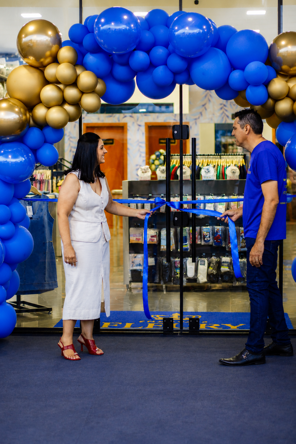 Corte de fita em inauguração de evento corporativo